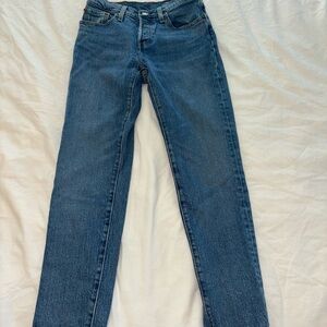 Levi's 501 Jeans in Medium Blue Wash, size 25
